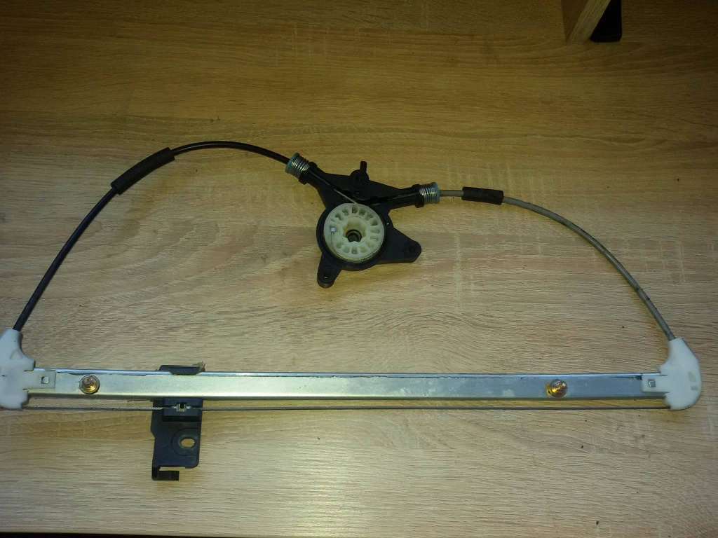 Macara usa dreapta spate mazda 3 hatchback 2005