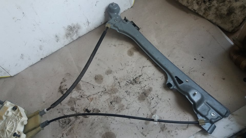 Macara usa dreapta spate renault laguna 3 2007-2018 827000001r
