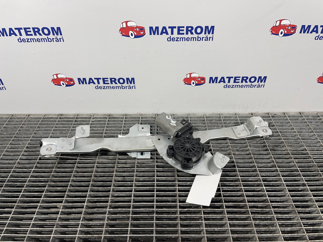 MACARA USA FATA DREAPTA DACIA DUSTER - -