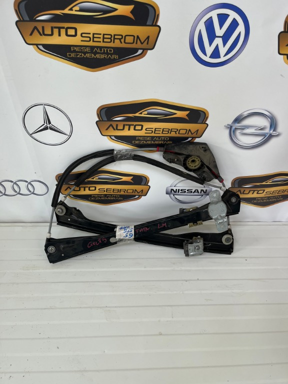 Macara usa fata VW Golf 5