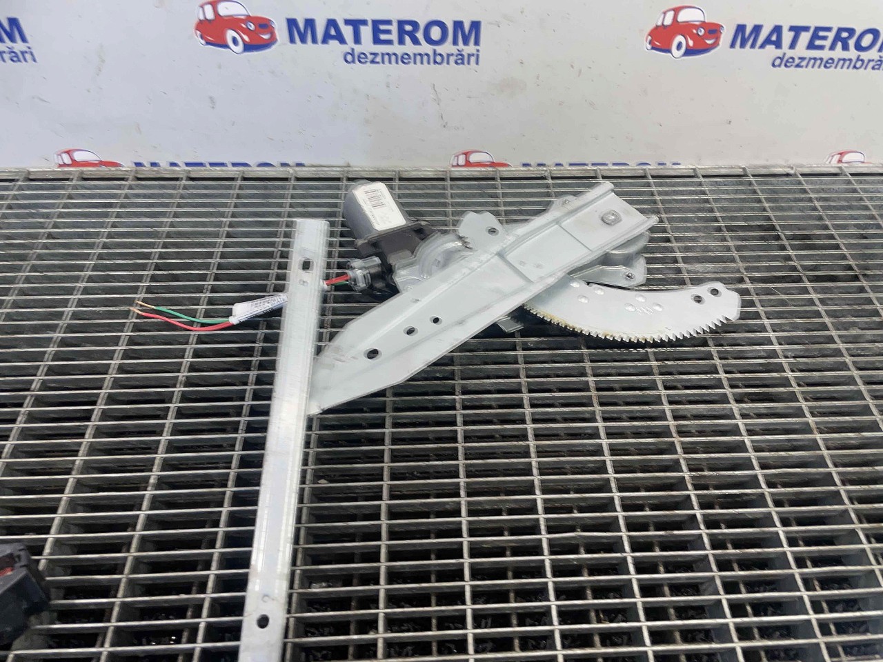 MACARA USA SPATE DREAPTA NISSAN NOTE - -