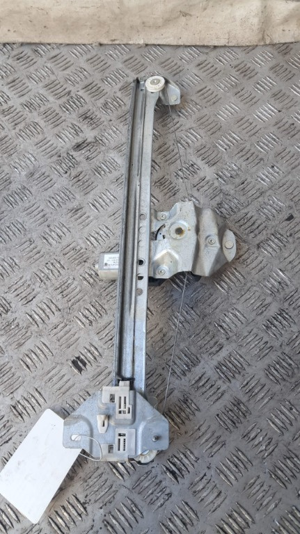 Macara usa stanga Dacia Dokker an 2020 cod 807213915R