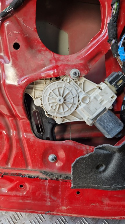 Macara usa stanga fata BMW seria 1 E87 E81 2.0 D an 2011