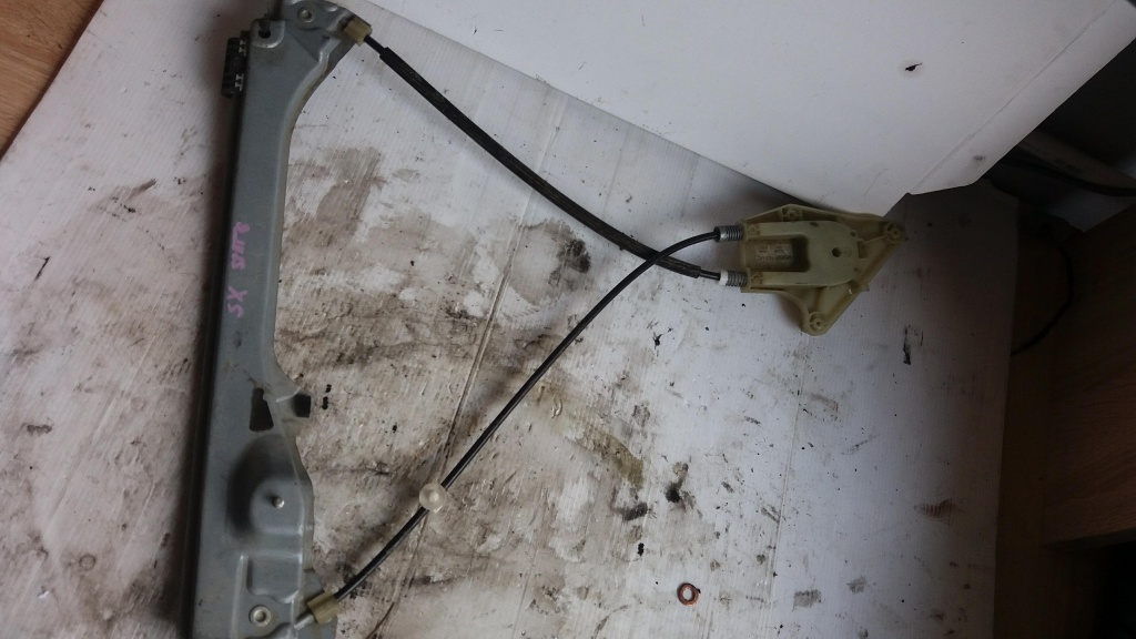 Macara usa stanga spate renault laguna 3 cod 827010001r