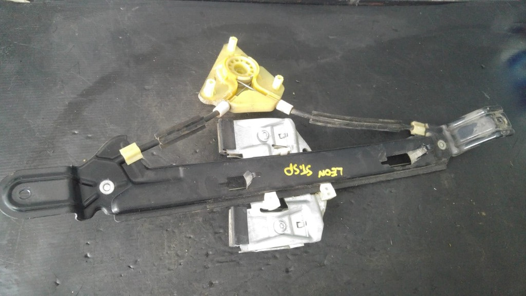 Macara usa stanga spate seat leon 1p1