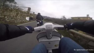 Mai rapid ca o Hayabusa: un scuter pentru copii face de ras o motocicleta sport