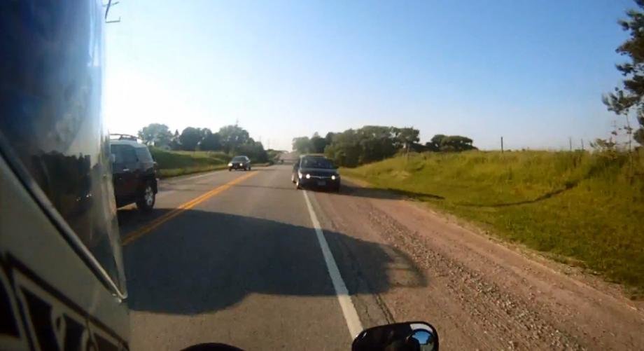 Mai rau ca in Rusia: motociclist aproape spulberat de o masina, in SUA Mai rau ca in Rusia: motociclist aproape spulberat de o masina, in SUA