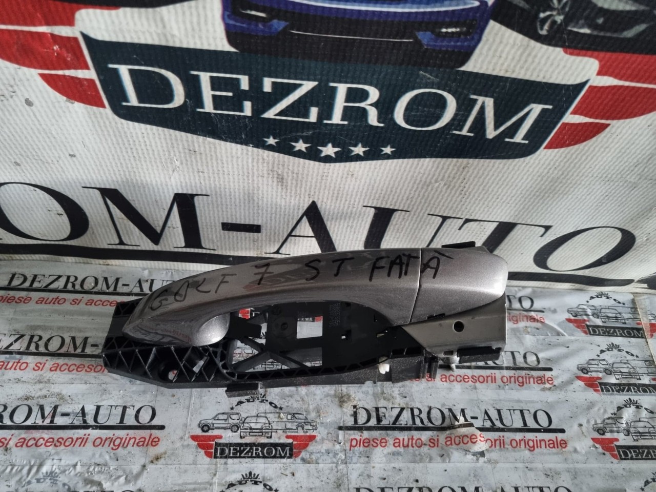 Maner cu antimoniu stanga fata VW Jetta Mk6 cod piesa : 5N0837885H