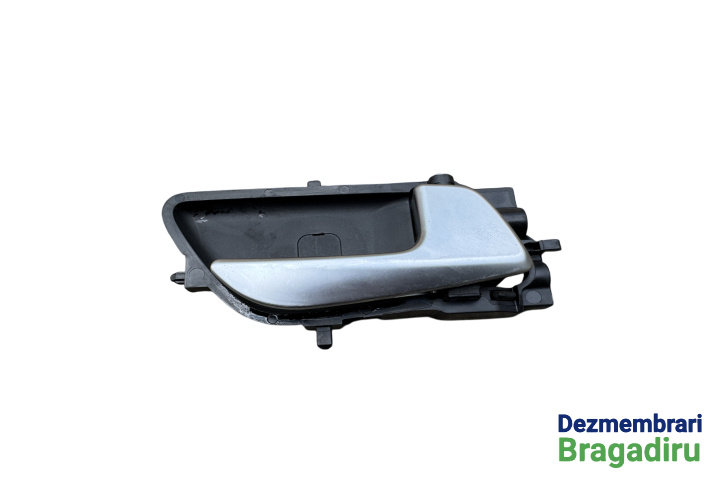Maner deschidere din interior usa fata dreapta Cod: 82620-C8000 82620-C8000 Hyundai i20 2 (GB) [2014 - 2020] Hatchback - 5 usi 1.2 MT (84 hp) Cod motor: G4LA-6