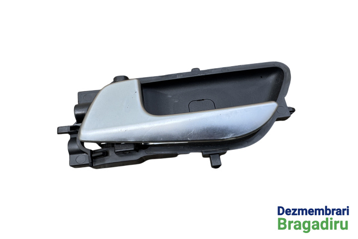 Maner deschidere din interior usa fata stanga Cod: 82610-C8000 82610-C8000 Hyundai i20 2 (GB) [2014 - 2020] Hatchback - 5 usi 1.2 MT (84 hp) Cod motor: G4LA-6