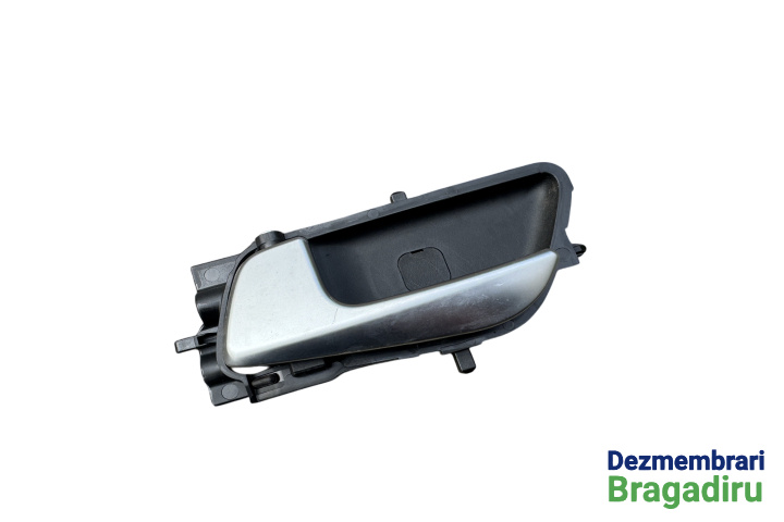 Maner deschidere din interior usa spate stanga Cod: 82610-C8000 82610-C8000 Hyundai i20 2 (GB) [2014 - 2020] Hatchback - 5 usi 1.2 MT (84 hp) Cod motor: G4LA-6