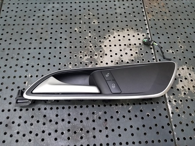 Maner interior cu butoane stanga fata mercedes cla x117 a2467201148 a2467600