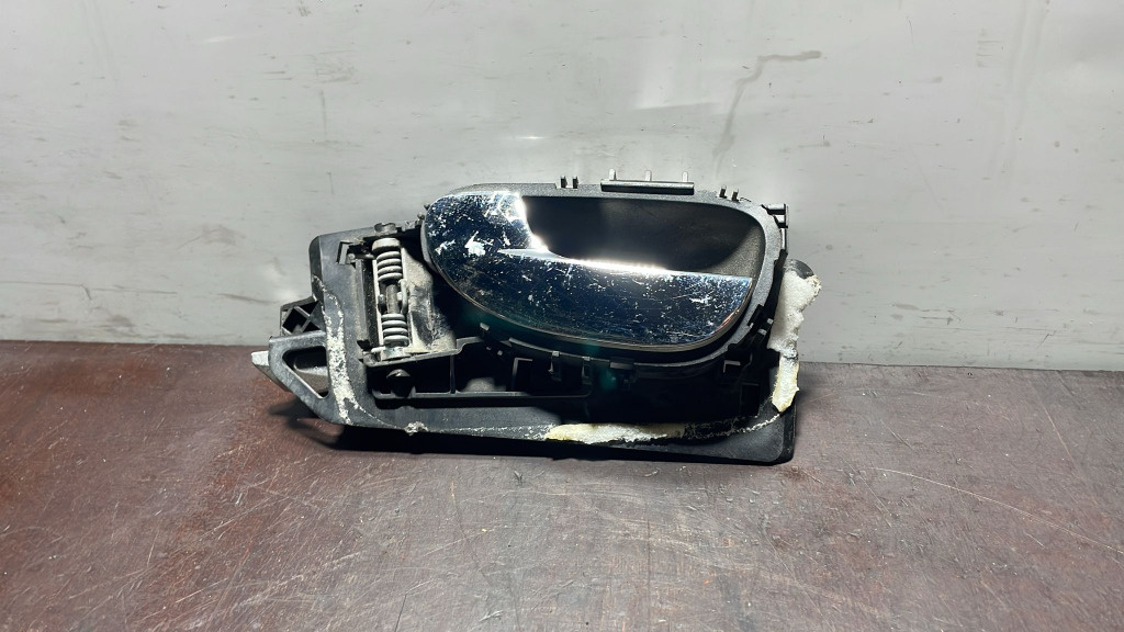 Maner interior stanga fata cod 9643604577 pentru Peugeot 307 an 2001 - 2007