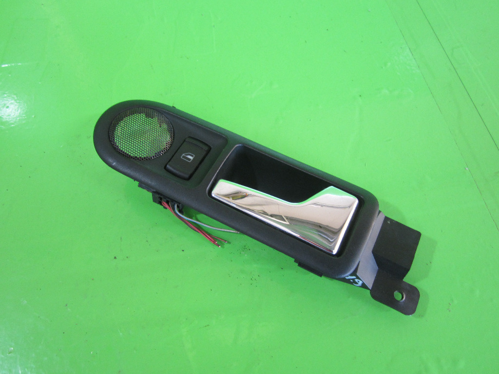 MANER INTERIOR USA DREAPTA SPATE CU BUTON GEAM VW GOLF 4 FAB. 1997 – 2005 ⭐⭐⭐⭐⭐