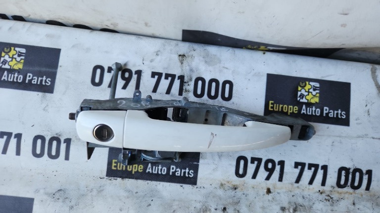 Maner usa stanga fata Peugeot 208 1.2 vti cod motor HMZ an 2015