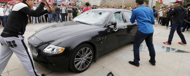 Maserati Quattroporte, facut praf cu ciocanul