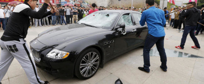 Maserati Quattroporte, facut praf cu ciocanul