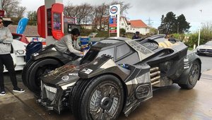 Masina asta vine la Bucuresti! Un Batmobil din carbon cu motor V10 a luat startul in Gumball si vine in Romania!