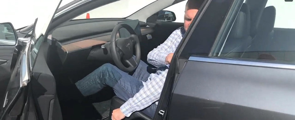 Masina care a renuntat la butoane si vitezometru pentru un touchscreen urias, surprinsa de aproape. VIDEO Masina care a renuntat la butoane si vitezometru pentru un touchscreen urias, surprinsa de aproape. VIDEO