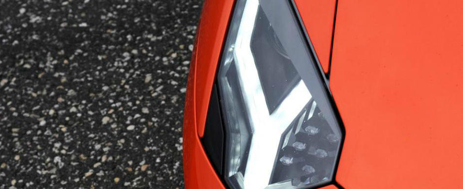 Masina cu motor V12 pe care poti face scoala de soferi. Cat costa 10 sedinte Masina cu motor V12 pe care poti face scoala de soferi. Cat costa 10 sedinte
