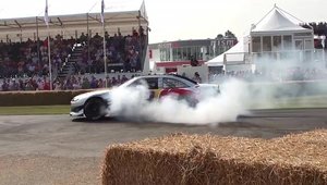 Masina de NASCAR Toyota Camry face fum la Goodwood