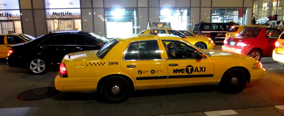 Masina de politie deghizata in taxi, surprinsa pe strazile din New York Masina de politie deghizata in taxi, surprinsa pe strazile din New York
