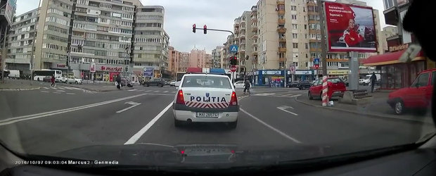 Masina de politie fara becuri pe frana si replica agentilor care face de ras Politia Romana