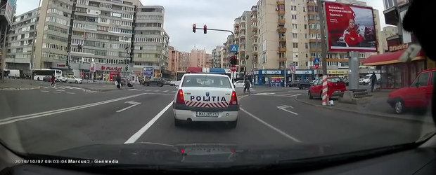 Masina de politie fara becuri pe frana si replica agentilor care face de ras Politia Romana