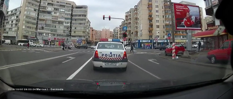 Masina de politie fara becuri pe frana si replica agentilor care face de ras Politia Romana