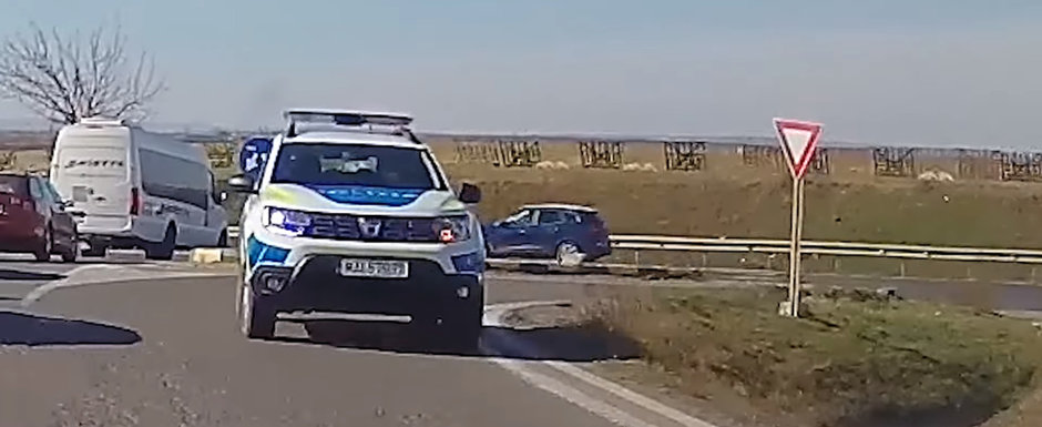 Masina de politie, filmata in timp ce circula pe contrasens cu girofarul si sirena oprite. Video