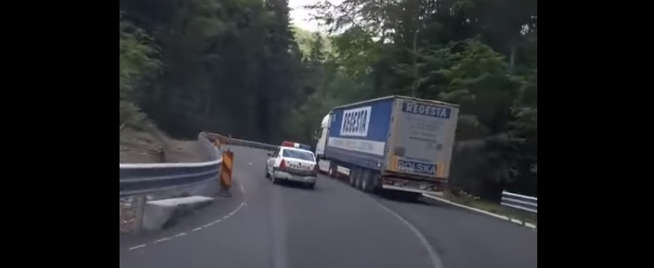 Masina de politie, filmata in timp ce depaseste in curba, pe linie continua. Video Masina de politie, filmata in timp ce depaseste in curba, pe linie continua. Video