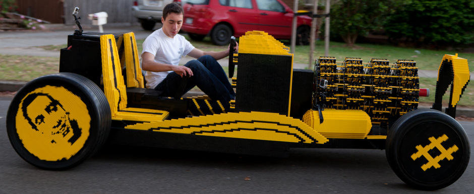 Masina din piese LEGO care merge cu aer a fost construita in Romania!
