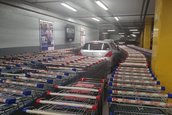 Masina incercuita de carucioare la supermarket
