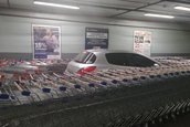 Masina incercuita de carucioare la supermarket