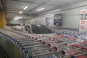 Masina incercuita de carucioare la supermarket