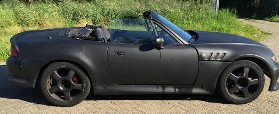 Masina japoneza este de nerecunoscut. Proprietarul a transformat-o in BMW Z3 Masina japoneza este de nerecunoscut. Proprietarul a transformat-o in BMW Z3