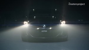 Masina vs drone: un Opel Astra abordeaza un traseu pe care dronele formeaza obstacole