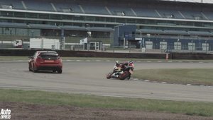 Masina vs motocicleta: Duel pe circuit intre Civic Type R si CBR1000RR SP