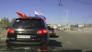 Masini cu steaguri rusesti, atacate pe strada in Ucraina