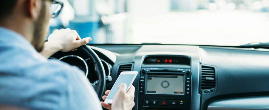 Masura extrema? Autoritatile vor sa interzica tinerea in mana si utilizarea telefonului de catre soferi, in timpul mersului Masura extrema? Autoritatile vor sa interzica tinerea in mana si utilizarea telefonului de catre soferi, in timpul mersului