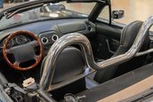 Mazda Miata transformata in Ford Mustang