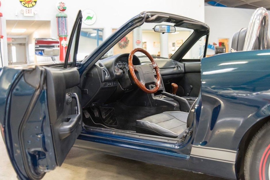 Mazda Miata transformata in Ford Mustang