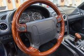 Mazda Miata transformata in Ford Mustang
