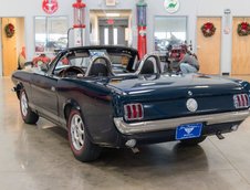 Mazda Miata transformata in Ford Mustang