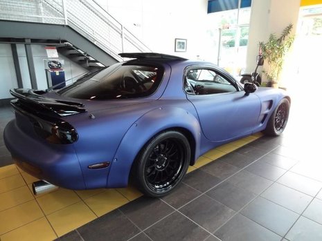 Mazda RX-7 in albastru mat