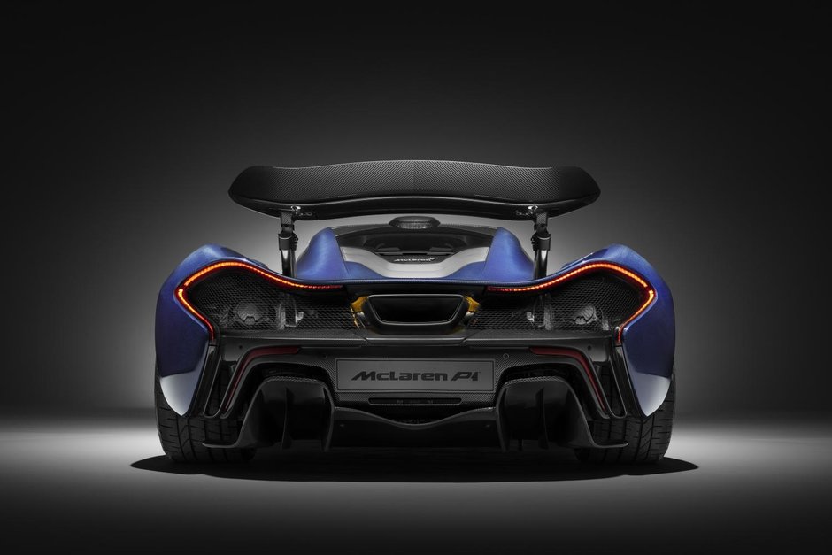 McLaren P1 in carbon albastru