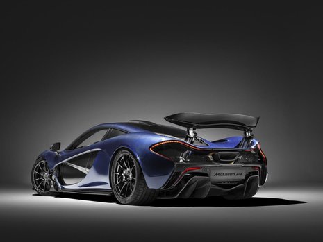 McLaren P1 in carbon albastru
