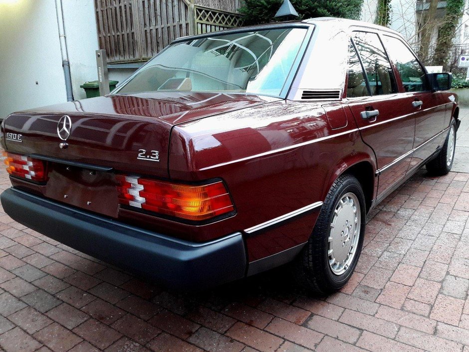 Mercedes 190 E cu 462 km in bord