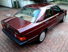 Mercedes 190 E cu 462 km in bord