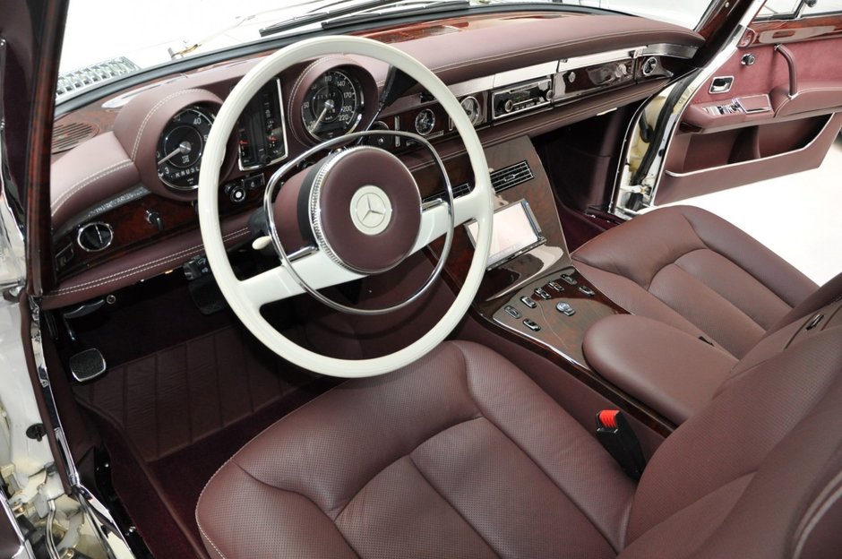 Mercedes 600 Pullman cu interior de Maybach